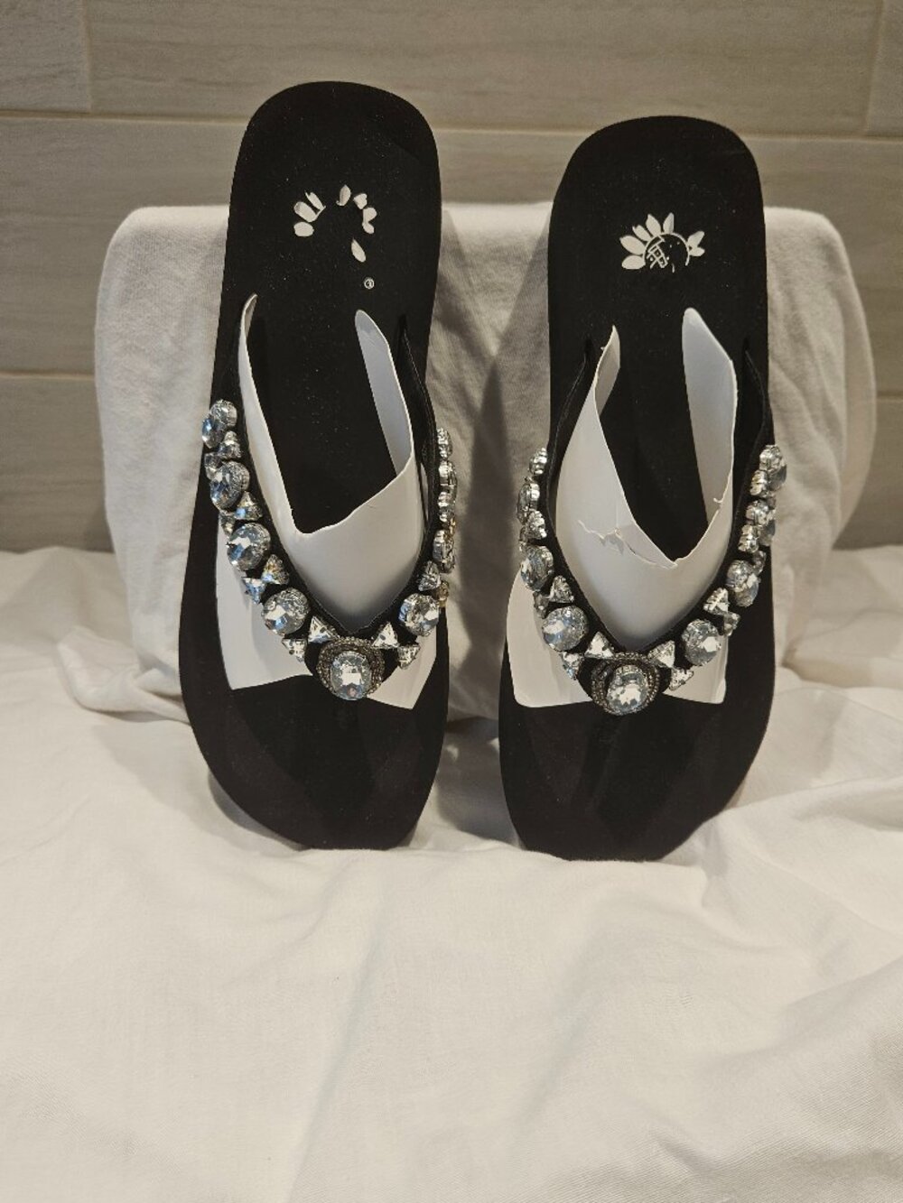 YELLOW BOX RHINESTONE FLIP FLOPS, SIZE 9 - Picture 2 of 7